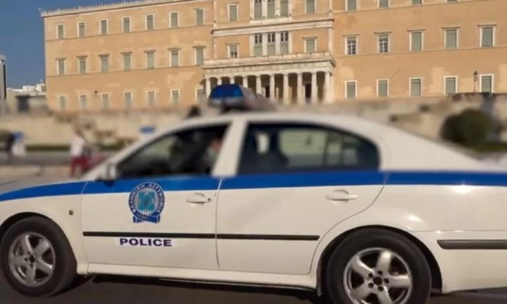 Κορωνοϊός: Περιπολικά της ΕΛ.ΑΣ. στέλνουν παντού το μήνυμα για την αποφυγή του συνωστισμού (Βίντεο)